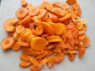 胡萝卜手擀面的做法步骤：1