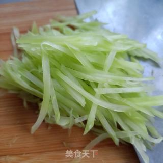 蛤蜊肉炒莴笋的做法步骤：3