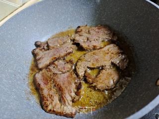 煎牛排的做法步骤：3