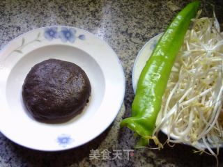 青椒绿豆芽炒荞麦粑粑的做法步骤：1