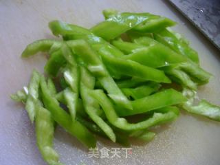 青椒绿豆芽炒荞麦粑粑的做法步骤：2