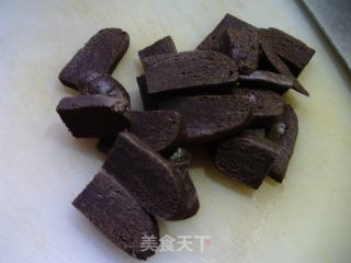 青椒绿豆芽炒荞麦粑粑的做法步骤：3