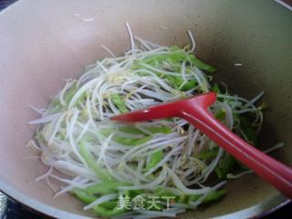 青椒绿豆芽炒荞麦粑粑的做法步骤：4
