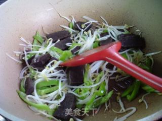 青椒绿豆芽炒荞麦粑粑的做法步骤：5
