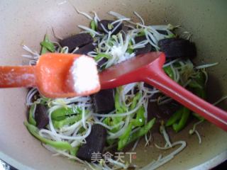 青椒绿豆芽炒荞麦粑粑的做法步骤：7