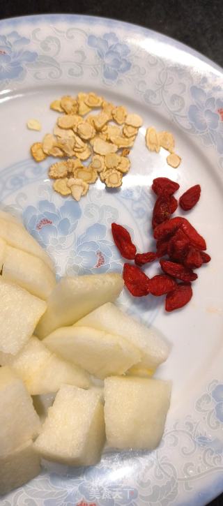 西洋参雪梨汤的做法步骤：1
