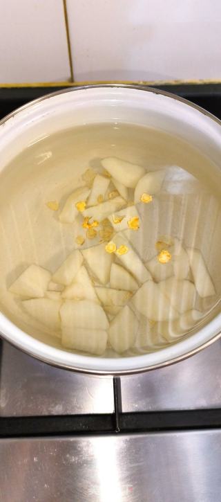 西洋参雪梨汤的做法步骤：3