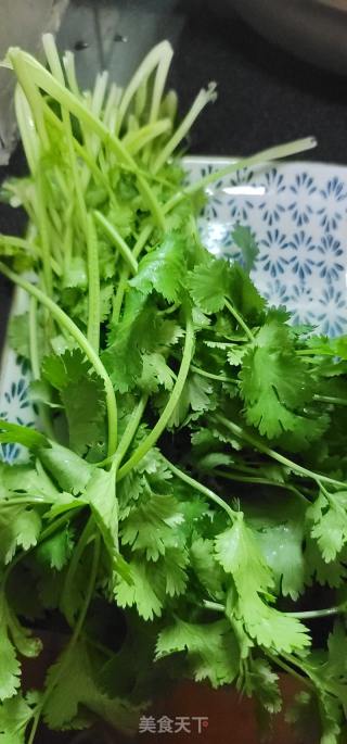 香菜炒鸡蛋的做法步骤：1