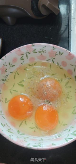 香菜炒鸡蛋的做法步骤：3