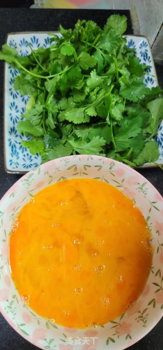 香菜炒鸡蛋的做法步骤：4