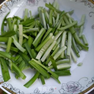 木耳蛤蜊肉炒韭菜的做法步骤：1