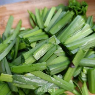 木耳蛤蜊肉炒韭菜的做法步骤：2