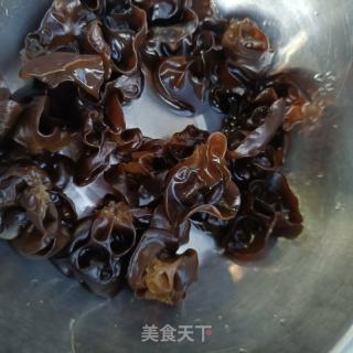 木耳蛤蜊肉炒韭菜的做法步骤：3