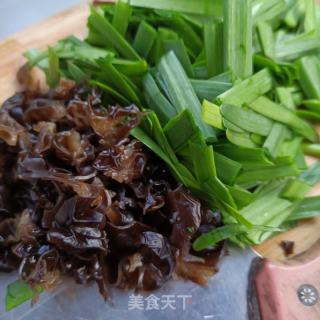 木耳蛤蜊肉炒韭菜的做法步骤：4
