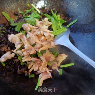木耳蛤蜊肉炒韭菜的做法步骤：8