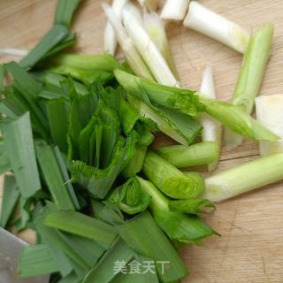 蒜苗炒生蚝的做法步骤：2
