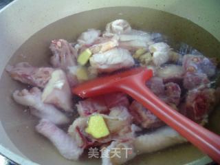 黑木耳炖三黄鸡的做法步骤：3