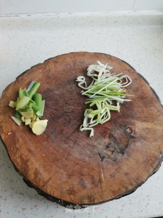 清蒸鲈鱼的做法步骤：2