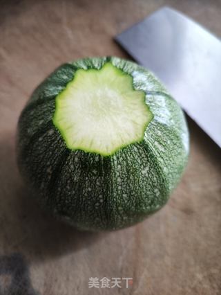 荆芥炒小南瓜的做法步骤：1