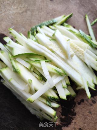 荆芥炒小南瓜的做法步骤：2