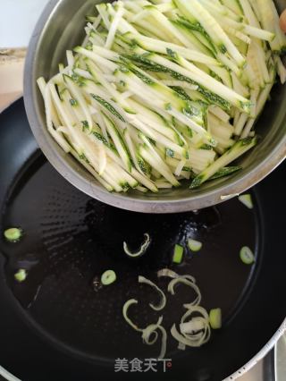荆芥炒小南瓜的做法步骤：4