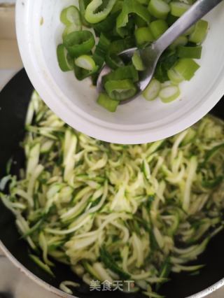 荆芥炒小南瓜的做法步骤：6