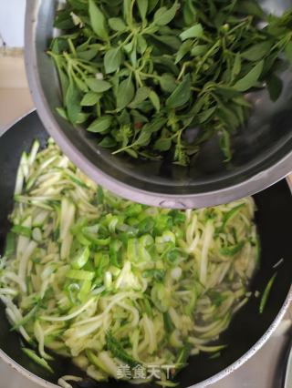 荆芥炒小南瓜的做法步骤：7