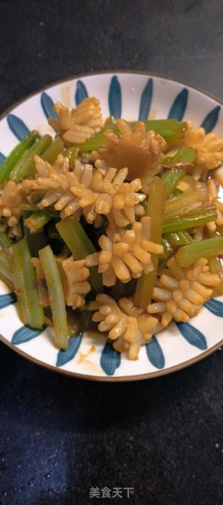 芹菜炒目鱼花的做法