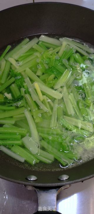 芹菜炒目鱼花的做法步骤：1