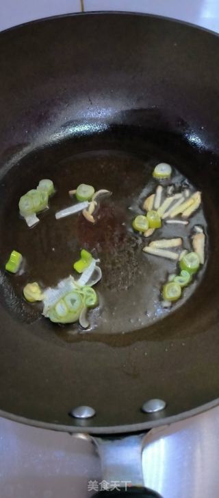 芹菜炒目鱼花的做法步骤：2