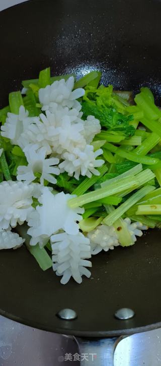芹菜炒目鱼花的做法步骤：4