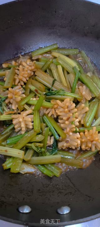 芹菜炒目鱼花的做法步骤：5