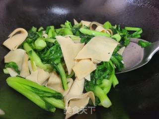 青菜炒豆腐皮的做法步骤：4