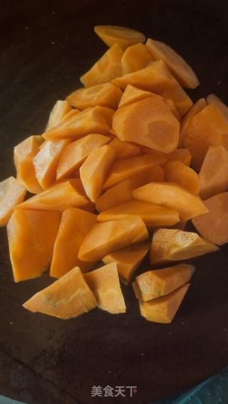 猪肉胡萝卜玉米饺子的做法步骤：2