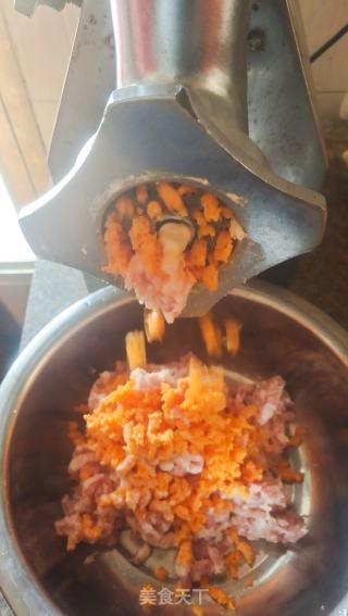 猪肉胡萝卜玉米饺子的做法步骤：4