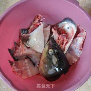 鱼头焖豆腐的做法步骤：1
