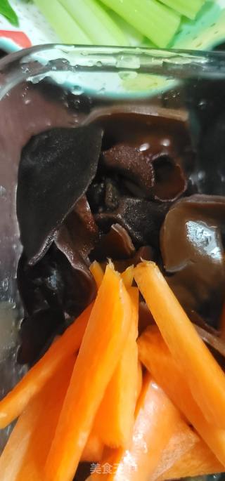 杂菜炒木耳的做法步骤：1