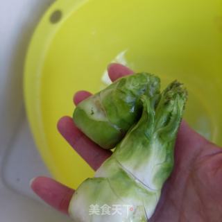 虾仁海参炒儿菜的做法步骤：1