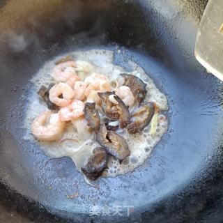 虾仁海参炒儿菜的做法步骤：8