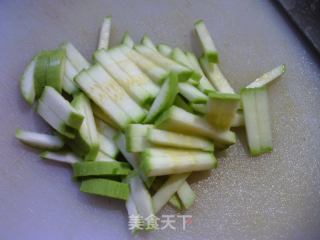 韭黄炒西葫芦的做法步骤：2