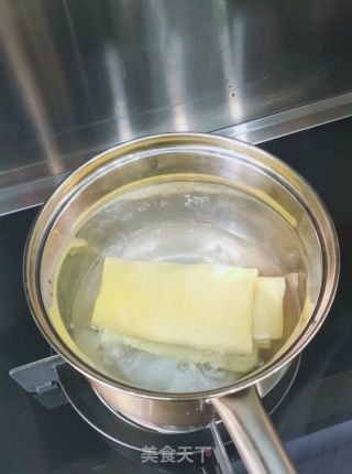 香椿苗拌豆皮的做法步骤：2