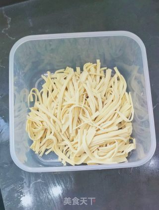 香椿苗拌豆皮的做法步骤：3