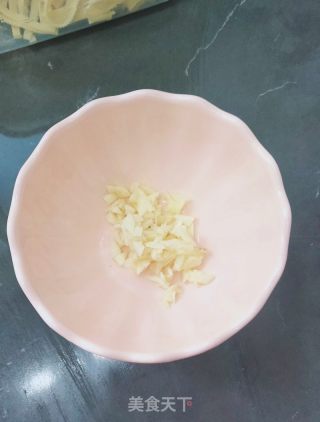 香椿苗拌豆皮的做法步骤：4