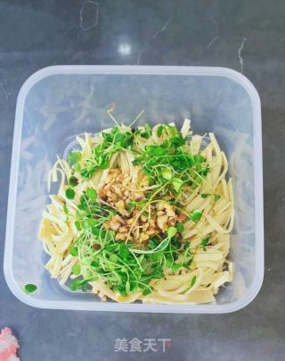 香椿苗拌豆皮的做法步骤：6