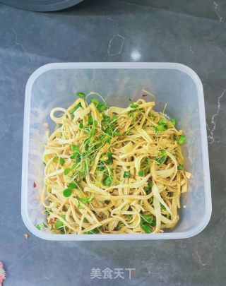 香椿苗拌豆皮的做法步骤：7
