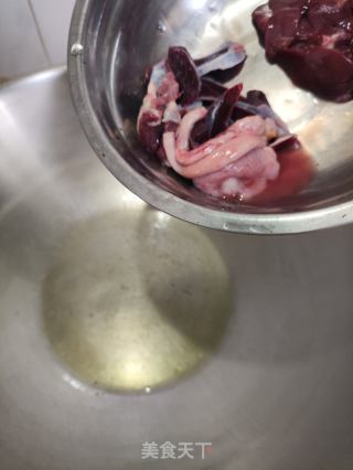 鸡杂豆芽炒连州切粉的做法步骤：5