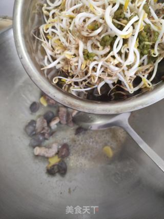 鸡杂豆芽炒连州切粉的做法步骤：6
