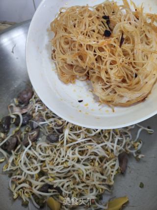 鸡杂豆芽炒连州切粉的做法步骤：7