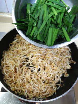 韭菜炒豆芽的做法步骤：6
