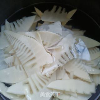 梅花肉炒冬笋的做法步骤：1